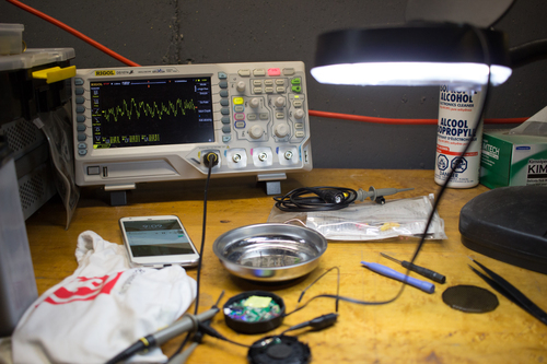 Photo of oscilloscope showing working left-speaker analog signal