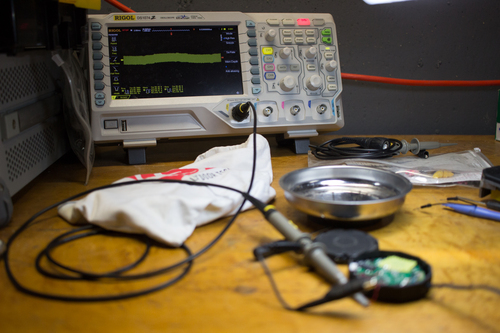 Photo of oscilloscope showing broken right-speaker analog signal