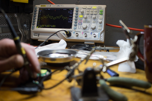 Photo of oscilloscope showing fixed right-speaker analog signal