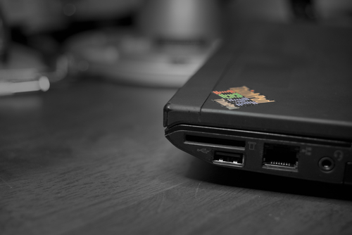 Photo showing fixed USB receptacle on ThinkPad laptop